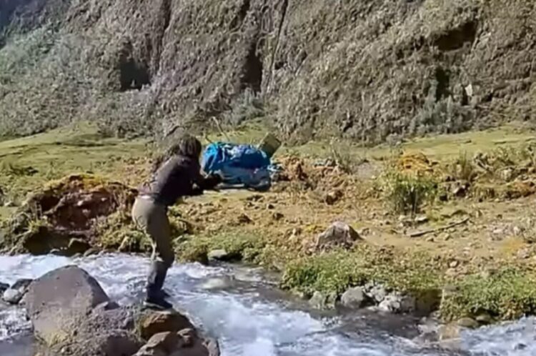 大失敗！荷物を川岸に投げたら・・川にボシャンと落ちた！？【海外・動画】