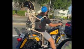 ハロウィンシーズンのアメリカならでは?バイクでタンデムする相手は・・ガイコツのパイレーツ!?【アメリカ・動画】