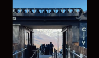 雪山と紅葉のコラボレーションが美しすぎる!白馬村の壮大な光景が話題に「映像でこの迫力なので実際に居たら感動で動けないかも」「秋と冬を同時に堪能」