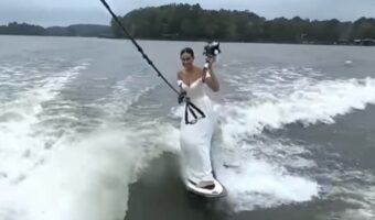 花嫁がウェディングドレス姿でウェイクサーフィン！？ブーケを掴んで華麗にライディング！！【アメリカ・動画】
