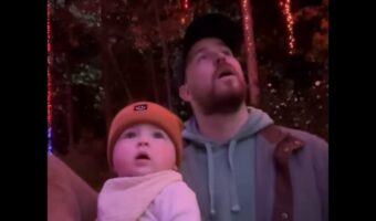 リアクションがそっくり!幻想的なイルミネーションを見つめる父子に「微笑ましい」の声