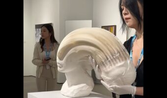 彫刻がビヨーンと伸びた！？石膏作品かと思ったら・・紙の作品だった！！【アメリカ・動画】