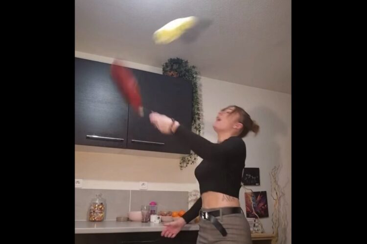 クレープ生地をひっくり返そうと思ったら・・。フライ返しを使わないチャレンジは成功なるか！？【海外・動画】