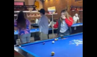 本人が一番ビックリ？ビリヤードでミスショット・・と思ったら、トリックショットに！？【海外・動画】