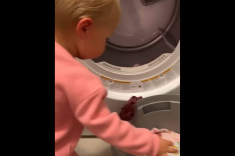 赤ちゃんが洗濯のお手伝い！いつもより時間はかかるけれどママは大喜び【アメリカ・動画】