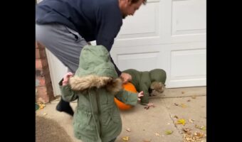 ️ふたごちゃんの写真が撮りたいパパ。元気な2人を並ばせるのは至難の業！？【アメリカ・動画】