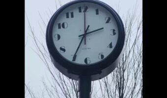 そっちが動くの！？マサチューセッツ工科大学のある時計が革新的すぎる！！【アメリカ・動画】