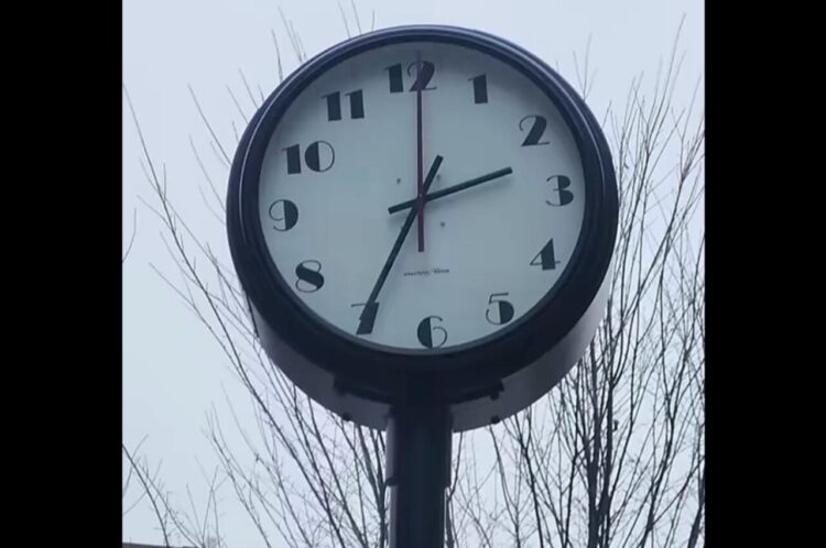 そっちが動くの！？マサチューセッツ工科大学のある時計が革新的すぎる！！【アメリカ・動画】