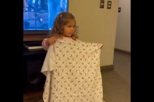 幼い女の子がマジックを披露！頭から布を被って・・姿を消えた？？【海外・動画】