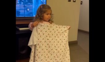 幼い女の子がマジックを披露!頭から布を被って・・姿を消えた??【海外・動画】