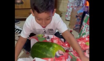 プレゼントはスイカ!?大喜びする男の子はスイカが大好き!!【海外・動画】