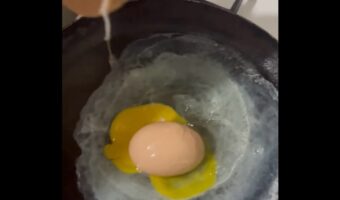 ふたごの卵かと思ったら・・!割ったら、殻付きの卵が出てきた!?【海外・動画】