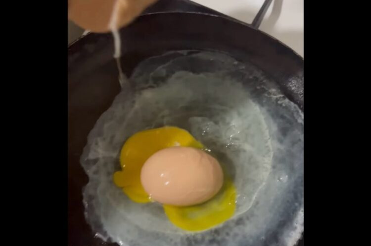 ふたごの卵かと思ったら・・！割ったら、殻付きの卵が出てきた！？【海外・動画】