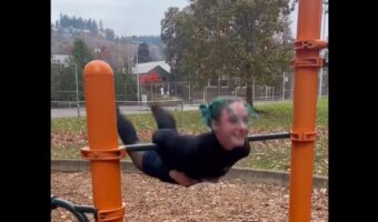 サーカスの団員が魅せたスゴ技!「飛び方を知りたい?」とブランコに向かうと宙を舞った!!【アメリカ・動画】