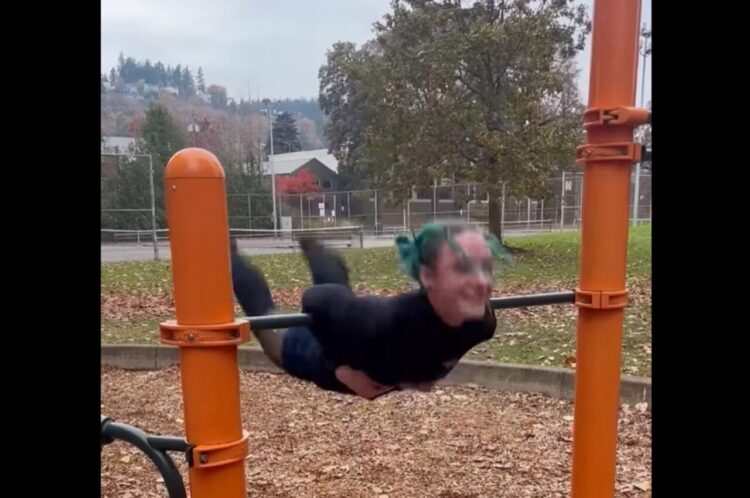 サーカスの団員が魅せたスゴ技！「飛び方を知りたい？」とブランコに向かうと宙を舞った！！【アメリカ・動画】