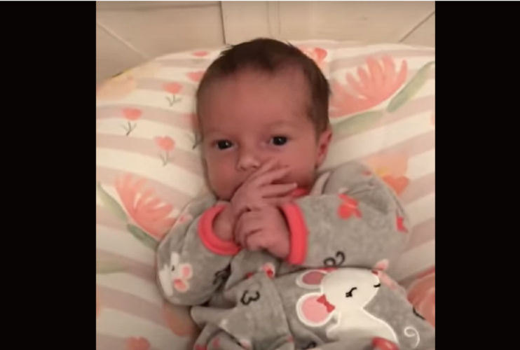 生後わずか15日の赤ちゃんがパパにご挨拶！？あまりのかわいさにパパはもう・・メロメロ！！【アメリカ・動画】