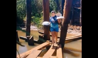 ケーキを運んでいたら・・。️川に架かる板橋を渡っていたらハプニング!?【海外・動画】