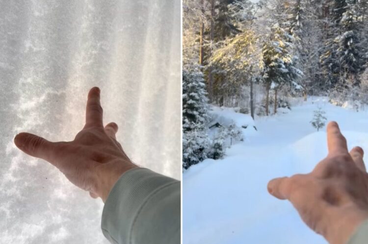 雪が窓を覆う高さまで積もっているのかと思いきや・・。触れた瞬間、絶景が広がった！？【海外・動画】