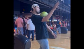 ボウリングで投球前にこなれたトリックを披露！しかし、カッコいいパフォーマンスもストライクには繋がらない？【海外・動画】