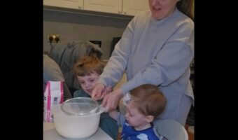 ママ、早く気付いて！粉砂糖をふるうたびに男の子の顔がどんどん白くなっていく！？【海外・動画】