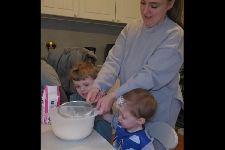 ママ、早く気付いて！粉砂糖をふるうたびに男の子の顔がどんどん白くなっていく！？【海外・動画】