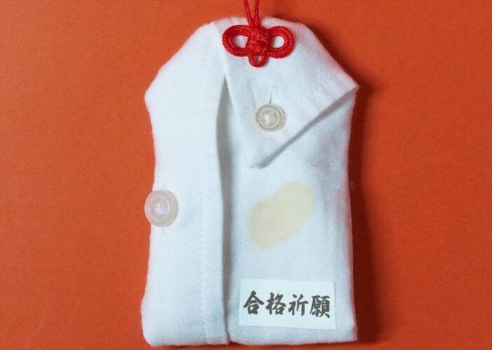 【合格祈願】洗っても「落ちない」シミがついた服を再利用して作ったお守りが話題！「アイディアが天才すぎる」「うまい！座布団1枚」