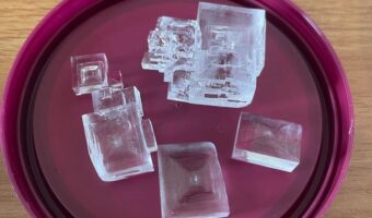 飽和食塩水を作ったまま2年間放置していたら結晶ができた「理科の本とかに出てくるやつみたい」「めちゃめちゃきれい」