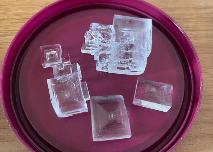 飽和食塩水を作ったまま2年間放置していたら結晶ができた「理科の本とかに出てくるやつみたい」「めちゃめちゃきれい」