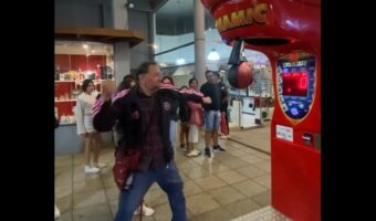 パンチングマシンに挑戦する男性。いい記録が出るかな？と思われたその結果は？【海外・動画】