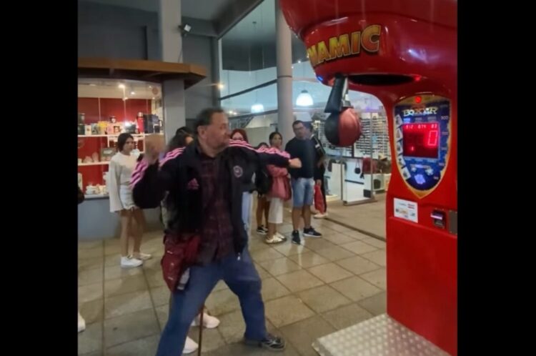 パンチングマシンに挑戦する男性。いい記録が出るかな？と思われたその結果は？【海外・動画】