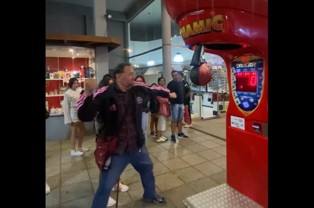 パンチングマシンに挑戦する男性。いい記録が出るかな?と思われたその結果は?【海外・動画】