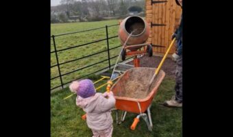 じょうずにお手伝い！パパがミキサーに土を投入すると・・女の子がうまく水を撒いていく！【海外・動画】
