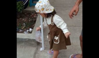 ゆっくり慎重に・・。女の子が魚が入った袋を握って歩いていたら腕が柱に引っかかった!?【海外・動画】
