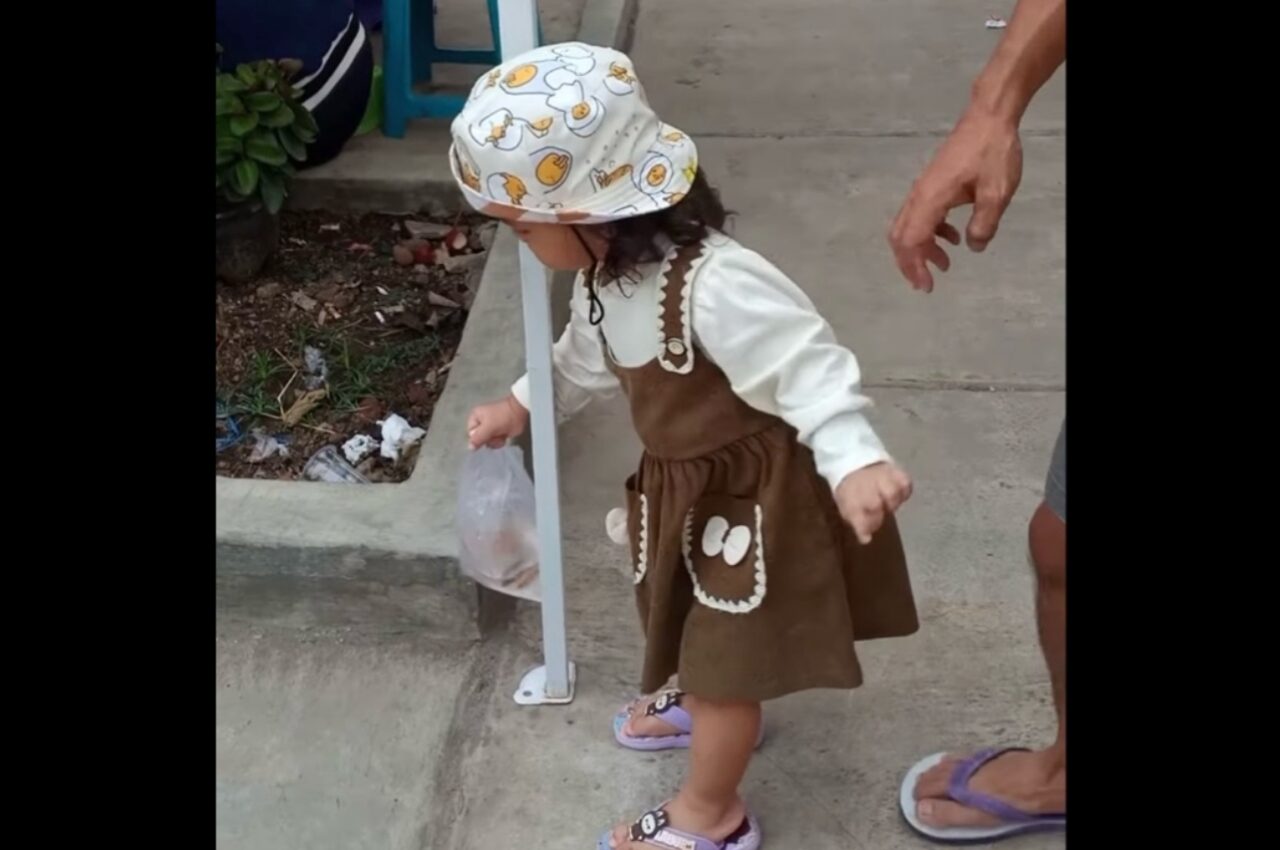 ゆっくり慎重に・・。女の子が魚が入った袋を握って歩いていたら腕が柱に引っかかった!?【海外・動画】