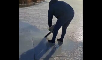 そこに立っていたらダメだよ！！水面の氷をチェーンソーでくり抜こうとした男性に起きた悲劇【海外・動画】