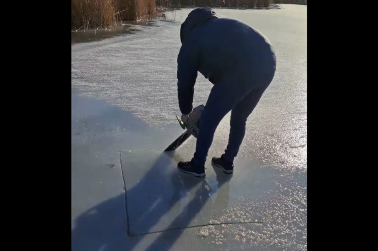そこに立っていたらダメだよ!!水面の氷をチェーンソーでくり抜こうとした男性に起きた悲劇【海外・動画】