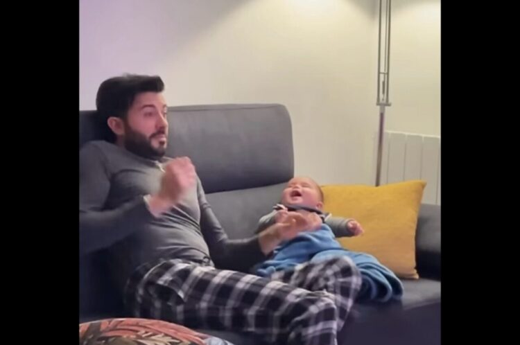 イタズラっ子な赤ちゃん。パパをビックリさせて楽しそう！！【海外・動画】