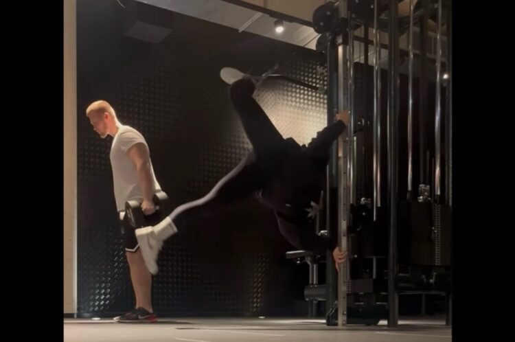 トレーニング中の女性にハプニング！？困った状況はまるでポールダンスをしているみたい？！【海外・動画】