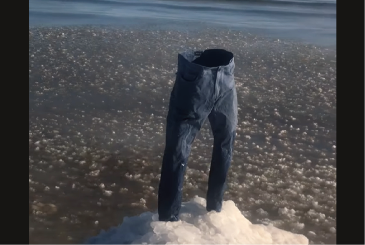 透明人間がそこにいる？氷塊の上に真っ直ぐ立つジーンズ【アメリカ・動画】