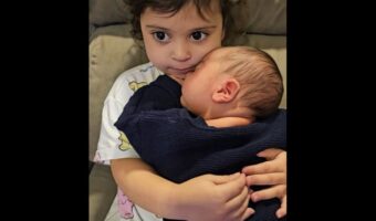 赤ちゃんをぎゅ~っ!幼いお姉ちゃんが小さな弟をを守るようにだっこする姿に感動【海外・動画】
