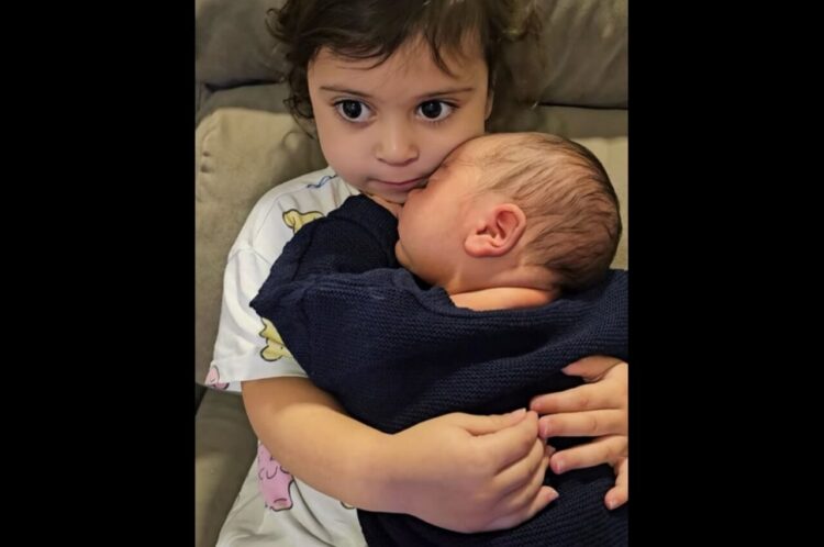 赤ちゃんをぎゅ～っ！幼いお姉ちゃんが小さな弟をを守るようにだっこする姿に感動【海外・動画】