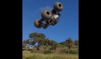 空中で華麗に大回転！ラジコン操作で魅せるモンスタートラックの神業スタント！！【アメリカ・動画】