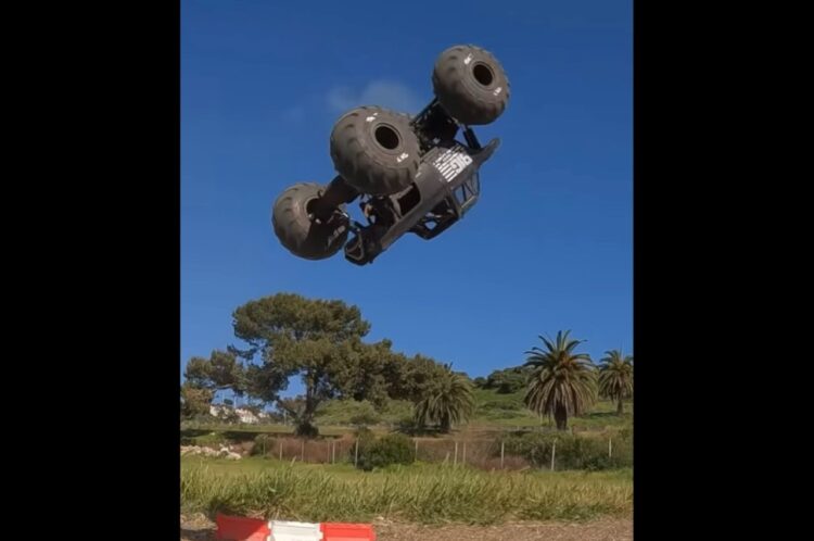 空中で華麗に大回転！ラジコン操作で魅せるモンスタートラックの神業スタント！！【アメリカ・動画】