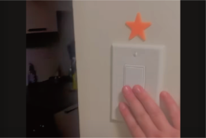 消したはずの電気が勝手についた！？まさか幽霊の仕業？？【海外・動画】