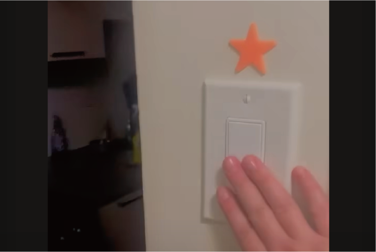 消したはずの電気が勝手についた！？まさか幽霊の仕業？？【海外・動画】