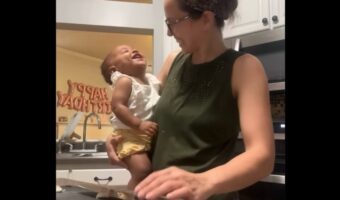 ニンニクを潰すと・・赤ちゃんがキャッキャッ！？ツボにハマった笑顔がかわいすぎる！！【アメリカ・動画】