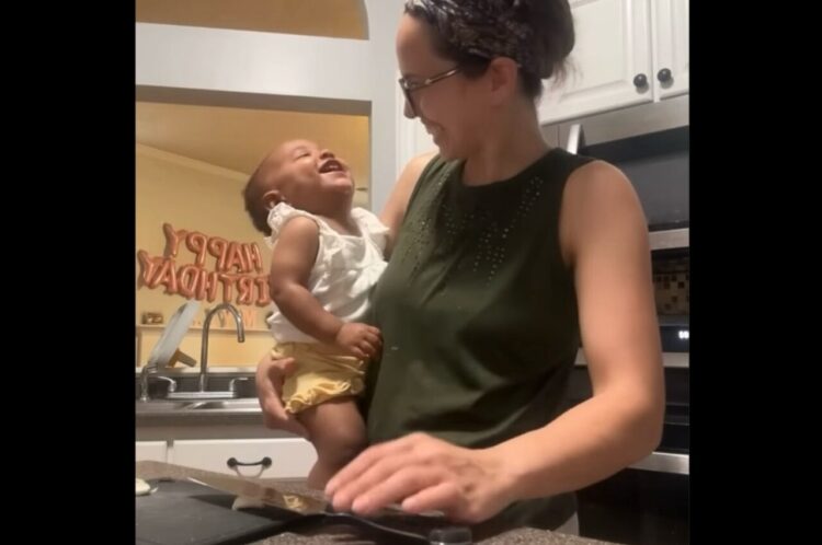 ニンニクを潰すと・・赤ちゃんがキャッキャッ！？ツボにハマった笑顔がかわいすぎる！！【アメリカ・動画】