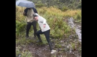 ちょっとした水たまりだと思ったら・・！？軽い気持ちで足を踏み入れた男性たちは大慌て！！【海外・動画】