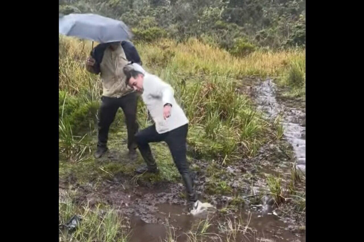 ちょっとした水たまりだと思ったら・・!?軽い気持ちで足を踏み入れた男性たちは大慌て!!【海外・動画】