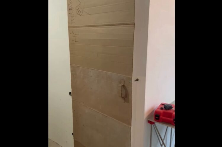 意外といけそう？ロックもできる機能性も十分な簡易ドア。その素材は・・ダンボール！？【海外・動画】